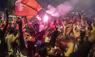 Schweizer Fans feiern in der Züricher Innenstadt. - Foto: Ennio Leanza/KEYSTONE/dpa