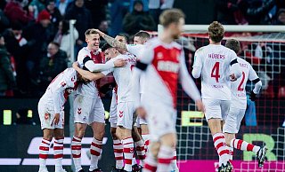 Kölns Doppeltorschütze Steffen Tigges (2.v.l.) freut sich über sein Tor zum 3:0. - Rolf Vennenbernd/dpa