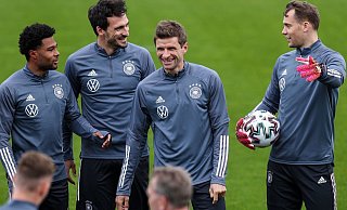 Mit Mats Hummels (2.v.l.) und Thomas Müller (2.v.r.) startet die DFB-Elf gegen Dänemark. - Foto: Christian Charisius/dpa