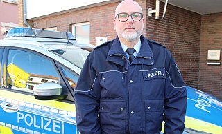 Wenn Sascha Wandtke nach Obermehnen, Blasheim, Alswede oder Stockhausen muss, steht ihm ein Streifenwagen zur Verfügung. - Frank Hartmann