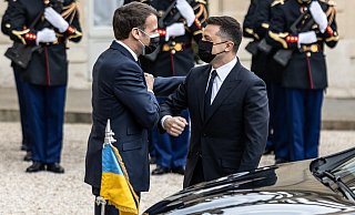 Emmanuel Macron (l-r), Präsident von Frankreich, begrüßt Wolodymyr Selenskyj, Präsident der Ukraine, vor dem Elysee-Palast. - Foto: Sadak Souici/Le Pictorium Agency via ZUMA/dpa