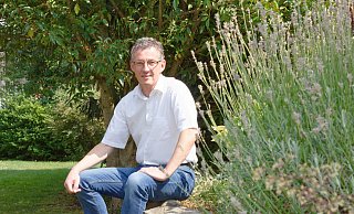 Viel Grün drumherum: Bernd Dumcke schöpft bei der Gartenarbeit Kraft für sein Amt. - Andreas Sundermeier