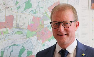 Bürgermeister Thomas Meyer erläutert, wo in Enger investiert werden soll. - Ekkehard Wind