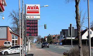 Die Kraftstoffpreise, wie hier an der Avia Tankstelle, gehen derzeit steil nach oben. - Frank-Michael Kiel-Steinkamp