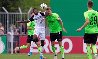 Es kann weh tun: Um gegen Hoffenheim zu bestehen, werden Daniel Flottmann (r.) und der SV Rödinghausen an die Schmerzgrenze gehen müssen und darüber hinaus – so wie hier beim letzten Pokalauftritt des SVR 2019 gegen Paderborn. - Noah Wedel