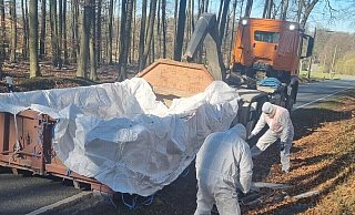 In weißen Schutzanzügen und unter Atemschutz werden die giftigen Baustoffe von einem Herforder Spezialunternehmen entsorgt. - Hirschhorn