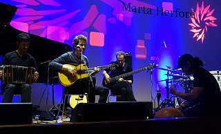 Millers Solo wird begleitet von Santiago Arias' Bandoneon, Nicolas Fiszmans Bass und einer zum Musikinstrument weiterentwickelten Kalebasse, gespielt von Rhani Krija - Philipp Tenta