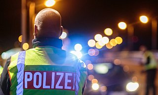 Polizeieinsatz bei Fußballspiel: Schiedsrichter lassen Halle räumen. - NW