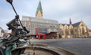 Am Freitag möchten Gastronomen aus dem Raum Paderborn leere Stühle auf dem Domplatz aufstellen. Mit der Aktion soll auf die schwierige Situation ihrer Branche hingewiesen und Unterstützung eingefordert werden. - Niklas Tüns