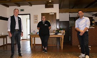 (v.l.): Bürgermeister Wolfgang Koch, Mitveranstalterin Stephanie Poesze und Martin Schuster - Joel Beinke