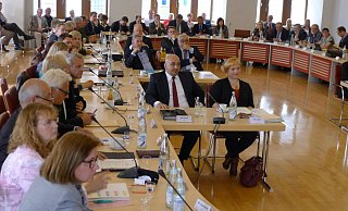 Des Paderborner Stadtrat (hier die konstituierenden Sitzung des aktuellen Gremiums aus dem Jahr 2014) besteht normalerweise aus 64 Mitgliedern. In der kommenden Woche soll jedoch aus aktuellem Anlass ein auf etwa ein Drittel geschrumpftes Kommunalparlament tagen. - Hans-Hermann Igges
