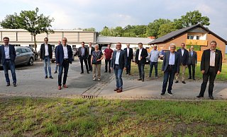 Die Stemweder CDU präsentiert ihre Direktkandidaten für die Kommunalwahl im September. Auf Platz eins der Reserveliste steht der Gemeindeverbands- und Fraktionsvorsitzende Andreas Weingärtner (vorne 3.v.l.). Im Wahlbezirk Westrup / Wehdem bewirbt er sich um ein Direktmandat. - Sonja Rohlfing