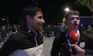 Zwei junge SCP07-Fans teilen ihre Freude über den späten Siegtreffer gegen Bochum mit unserem Reporter. - Robert Hilberath Zwei junge SCP07-Fans teilen ihre Freude über den späten Siegtreffer gegen Bochum mit unserem Reporter. - Robert Hilberath