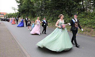 Strahlender Mittelpunkt: Das elegante Warburger Königspaar Stephie Redeker und Alex Wiesendahl gut gelaunt beim Festumzug am Sonntag, begleitet von ihrem Hofstaat und dem Königspaar. - Simone Flörke