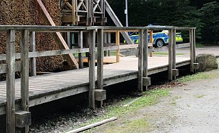 Vandalen haben am Gradierwerk ihr Unwesen getrieben und an diesem Geländer Holzlatten eingetreten. - Polizei Minden-Lübbecke