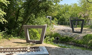 Etliche Stützen der neue Brücke über den Westring und die Dalke harren weiter der Stahlelemente. - Burkhard Hoeltzenbein