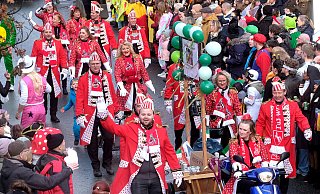 Ist Rosenmontag ein Feiertag in OWL oder nicht? Hier in Rietberg feiern Zehntausende Karneval-Fans, Urlaub müssen sich die meisten trotzdem nehmen. - Andreas Frücht