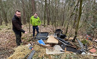 Leon Stadtmann-Everding (l.) und Christian Daut ärgern sich über den Müll in einem Waldstück am Spannweg. - Gabriele Grund