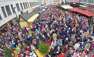 Dicht gedrängt standen die Menschen auf dem Marktplatz zwischen den Hütten des Weihnachtsmarktes, der damit seine Türen für dieses Jahr schloss. - Thomas Kube