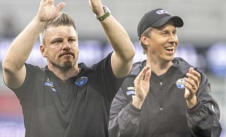 SCP-Chefcoach Lukas Kwasniok (l.) und sein Co-Trainer Frank Fröhling feiern nach Spielschluss mit den Paderborner Fans. - picture alliance/dpa