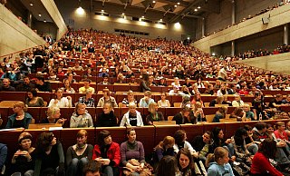 Ein Foto aus dem Jahr 2008. Das Audimax der Uni Bielefeld ist überfüllt. Inzwischen entspannt sich die Lage. - Wolfgang Rudolf