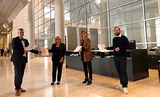 Christian Haase MdB (CDU), Bundesumweltministerin Svenja Schulze (SPD), Esther Dilcher MdB (SPD) und Johannes Schraps MdB (SPD) bei der Übergabe der Resolution. - Haase