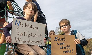 Mit selbstgestalteten Plakaten setzen sich auch Valerij (8, l.) und Julian (8) für den Erhalt des ihres Spielplatzes ein. - Joerg Dieckmann - www.dieckmann-fotodesign.de