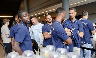 Klubmitarbeiter und die Mannschaft samt Trainer- und Betreuerstab treffen sich zur Vorpremiere des Kinofilms „Schwarz-weiß-blau ist unsere Welt“ im Cinemaxx Bielefeld. - Peter Unger
