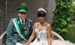 Das Königspaar: Schützenkönigin Katharina Hillemeyer mit ihrem Mann Michael Thiele-Hillemeyer. - Schützen Gesseln