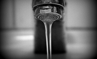Im Westen der Stadt könnten so manche Anwohner beim Aufdrehen der Wasserhähne am Wochenende staunen. - Symbolbild: Pixabay