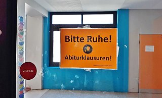 Im Widukind-Gymnasium weist ein Schild auf die laufenden Abiturklausuren hin. - Widukind-Gymnasium (Sabrina Jäkel)