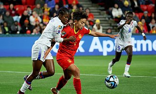 Haitis Batcheba Louis (l) kämpft mit Chinas Wang Shuang um den Ball. - James Elsby/AP/dpa