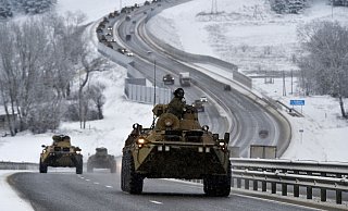 Ein Konvoi russischer gepanzerter Fahrzeuge bewegt sich auf einer Autobahn auf der Krim. - Foto: Uncredited/AP/dpa