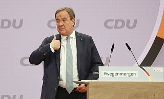 Daumen hoch, Armin Laschet ist der neue Bundesvorsitzende der CDU. - picture alliance / ASSOCIATED PRESS