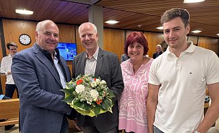 Bürgermeister Hubert Erichlandwehr gratuliert seinem Nachfolger Olaf Junker zum Wahlsieg. Die Stichwahl kann Junker mit 50,8 Prozent vermeiden. Seine Frau Christiane und Sohn Mathis feiern in der Wahllobby mit. - Stadt SHS