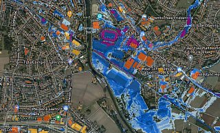 Farbig zeigt die Karte im Geo Portal an, welche Gebäude bei extremen Starkregen besonders betroffen wären. Die orangefarbigen Häuser müssten mit einem Wasserstand von mindestens 30 Zentimetern rechnen. Die lila eingefärbten Flächen sind am meisten gefährdet. - Screenshot: Barth / Geo Portal Kreis Herford