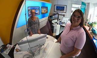 Katja Karatininis (links) und Stephanie Werner vom Verler Reisebüro Sonnenklar.TV betreuen Kunden ab sofort nur noch nach Terminvereinbarung. - Christian Geisler