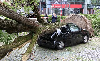 Das Auto ist bei einem Tornado keine gute Rückzugsmöglichkeit. - Holger Kosbab