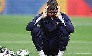 Frankreichs Kylian Mbappé sitzt im Spiel gegen die Niederlande zunächst nur auf der Ersatzbank. - Jan Woitas/dpa