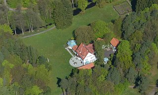 Schön versteckt in einem kleinen Wäldchen in Windelsbleiche fand am vergangenen Wochenende die Party-Sause statt. Der Veranstalter wähnte sich in Sicherheit. Ist sein Domizil doch bestens abgesichert und für ungebetene Gäste kaum zu erreichen. - Detlef Wittig