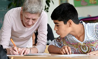 Der Städtetag NRW fordert zusätzliche Lehrkräfte für die Beschulung von Flüchtlingskindern. - dpa