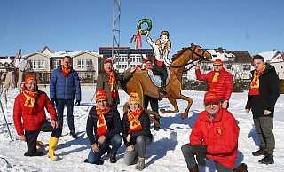 Zum Erinnerungsfoto kommen die Macher einmal zusammen. Hans Melcher, Thomas und Tochter Kathi Wook von der Narrenfamilie Hartmann, Peter Josephs (vorne v.l.), Dirk Meier, Norbert Goer, Henni Moor, Peter Horenkamp und Alexander Fecke (hinten v.l.) wollen die Kulisse bis Aschermittwoch stehen lassen. - Regina Brucksch