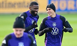 Antonio Rüdiger (l.) und Jamal Musiala (r.) - zwei wichtige Säulen für Bundestrainer Nagelsmann. - Uwe Anspach/dpa