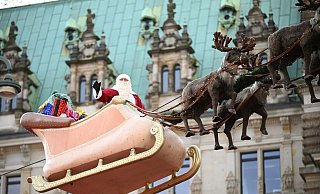 In Hamburg flog der Weihnachtsmann in einem Rentierschlitten über den Markt vor dem Rathaus. - Niklas Graeber/dpa