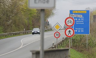 Mehr Licht, weniger Tempo: Der Rad- und Fußweg über die Vlothoer Straße an der Kreuzung zur Adam-Opel-Straße soll sicherer werden. - Ulf Hanke
