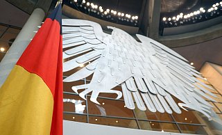Die deutsche Flagge und der Adler im Bundestag in Berlin. Hier soll noch vor der Bundestagswahl ein Gesetz beschlossen werden. - dpa