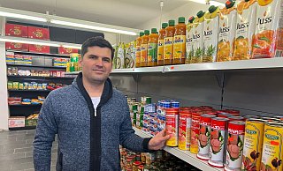 Muhyadeen Younis ist Inhaber des "Lolomarktes". In seinem Geschäft findet sich ein breites Sortiment an türkischen und arabischen Produkten. Von Gewürzen bis hin zu fertigen Delikatessen reicht das Angebot. - Kirsten Tirre