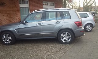 Die beiden Autos, die so vor der Tierarztpraxis Wilk am Hägerweg geparkt haben, ragen etwas auf den etwa 1,60 Meter breiten Gehweg. Über die Dimension gibt es unterschiedliche Meinungen. Fakt ist: Dafür haben die Fahrer Knöllchen über 20 Euro bekommen. Begründung: Ordnungswidriges Parken auf dem Gehweg. - Ivonne Michel