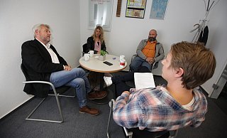 Vertreter der SPD Kirchlengern im Gespräch: Oliver Lüking, Kathleen Krüger und Falk Krüger mit NW-Redakteur Niklas Krämer. - Gerald Dunkel
