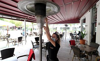 Dafina Tafilai entzündet auf der Terasse des New Orleans einen der fest montierten Heizpilze. - Thorsten Gödecker